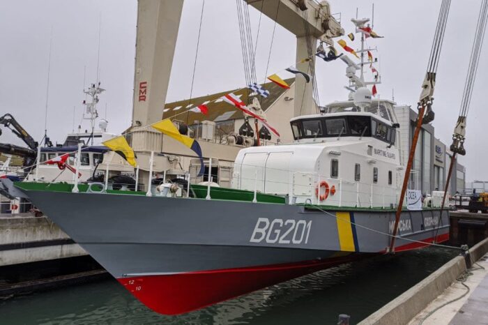 Видео дня: во Франции спустили на воду катер для охраны морских границ Украины