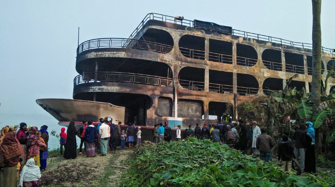 В Бангладеш сгорел пассажирский паром: десятки погибших (ФОТО)