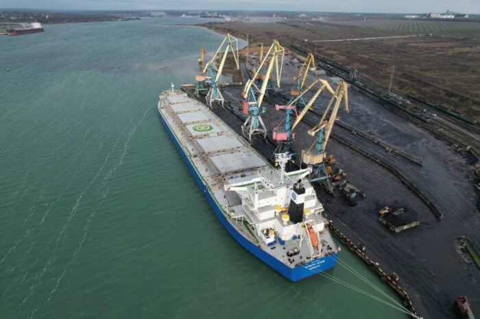 Порт Южный принял третье судно с углем для «Центрэнерго»
