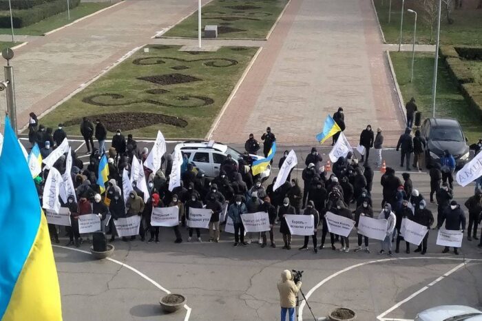 В Одессе протестующие жгли файеры у здания «Морречсервиса» (ВИДЕО)