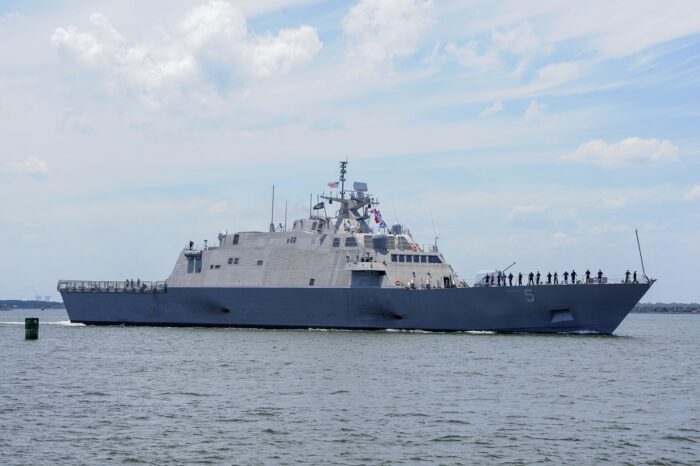 На корабле ВМС США выявили вспышку COVID-19