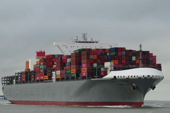 Контейнеровоз ONE потерял более 30 контейнеров в Атлантическом океане