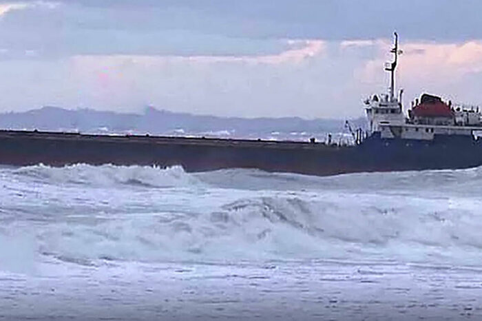 В Черном море российское судно выбросило на берег