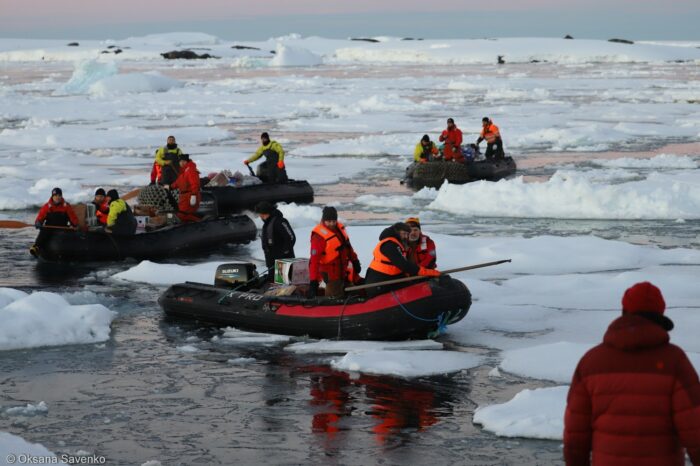 Украинские полярники прибыли в Антарктиду на судне ВМС Чили