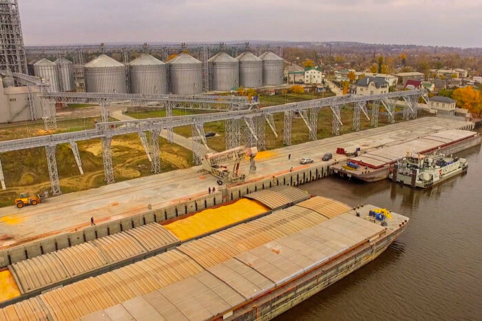 «Агровиста» перевезла по Днепру около 100 тыс. тонн зерновых