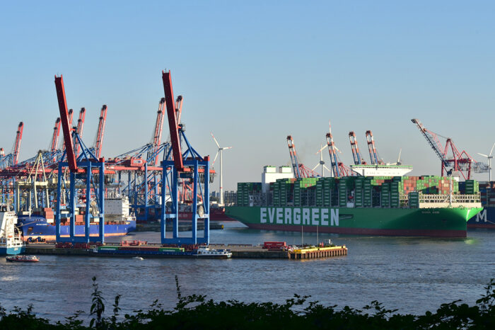 В порту Гамбург завершили дноуглубление реки Эльба
