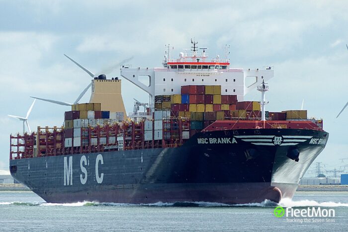 Судно MSC с 1000 контейнеров на борту отправили на карантин