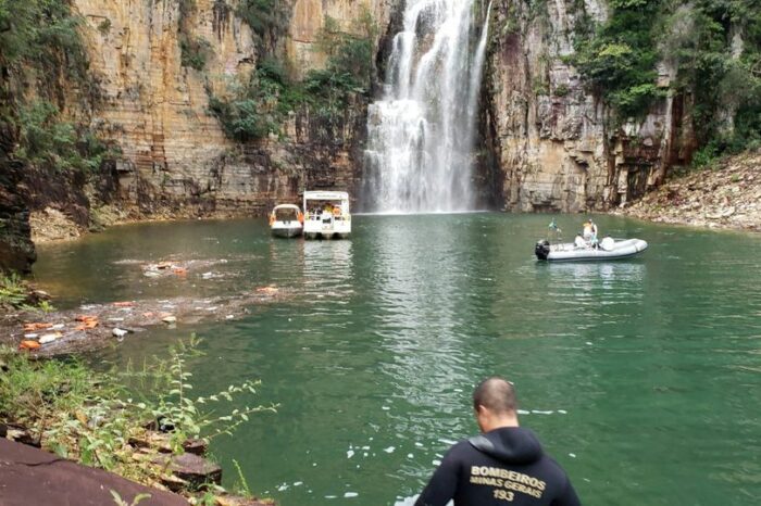 В Бразилии на лодки с туристами обрушилась скала, есть жертвы