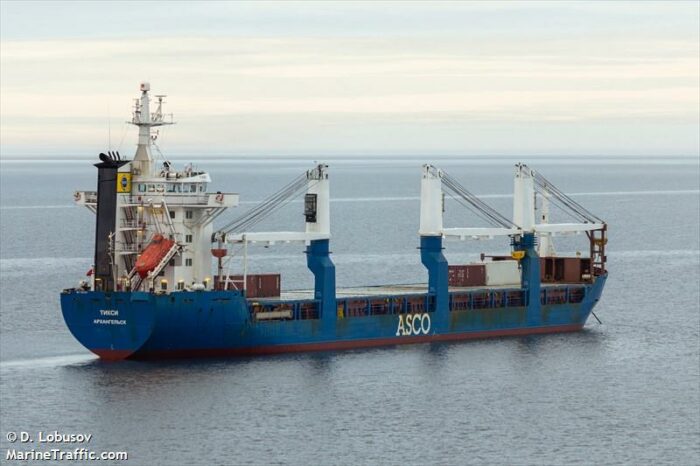 На российском судне контейнер смертельно травмировал боцмана