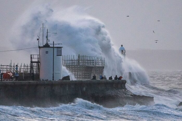 Британские порты закрываются в ожидании шторма «Юнис»