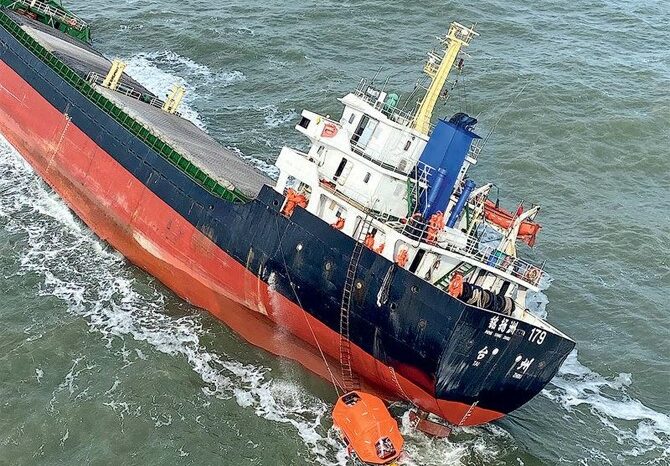 В Китае опрокинось грузовое судно: спасли 12 моряков