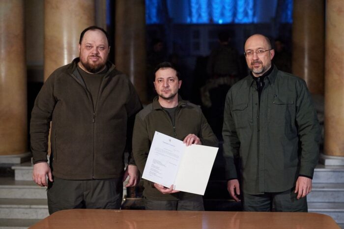 Зеленский подписал заявку на членство Украины в Европейском Союзе