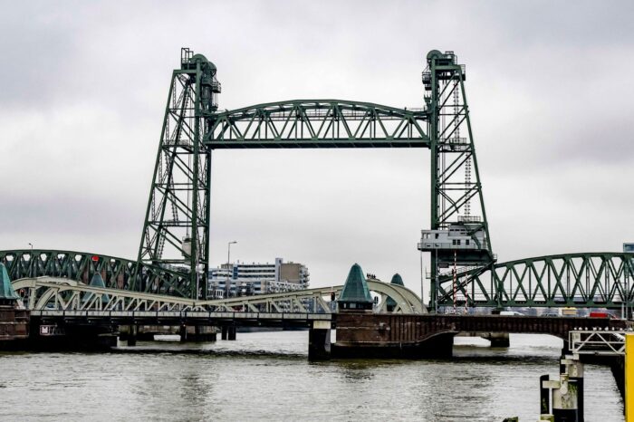 Ради суперъяхты Безоса демонтируют старинный мост в Роттердаме