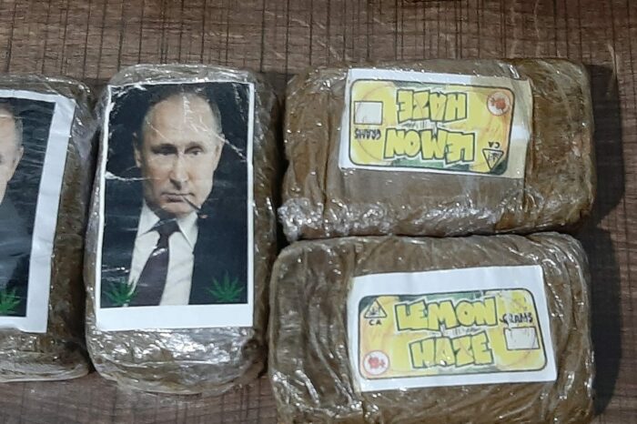 На берег Средиземного моря с судна выбросило наркотики с портретами Путина (ФОТО)