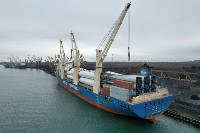 Порт «Южный» обрабатывает два судна с оборудованием ВЭС