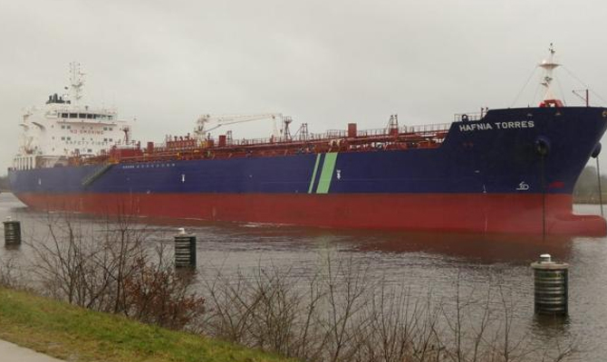 В Германии танкер заблокировал судоходный канал