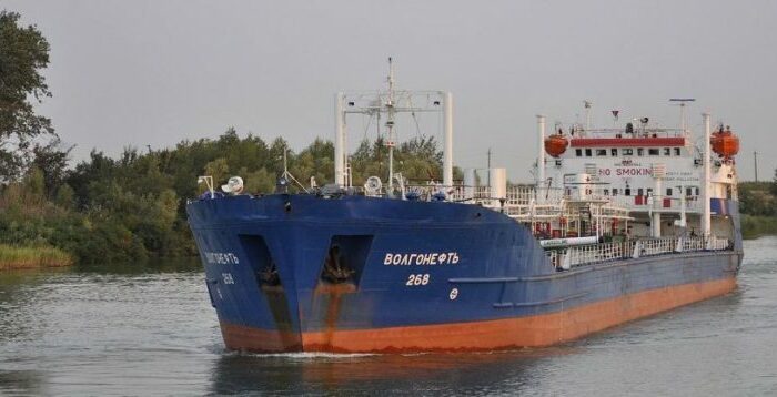 Российские танкеры отключаются от систем слежения, чтобы избежать санкций