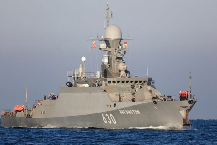 Два російські кораблі маневрують біля узбережжя Криму