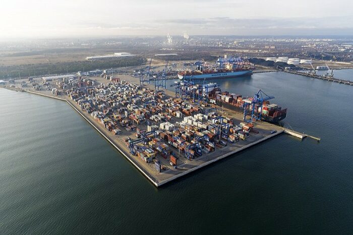 Польша предлагает запретить российским судам входить в европейские порты