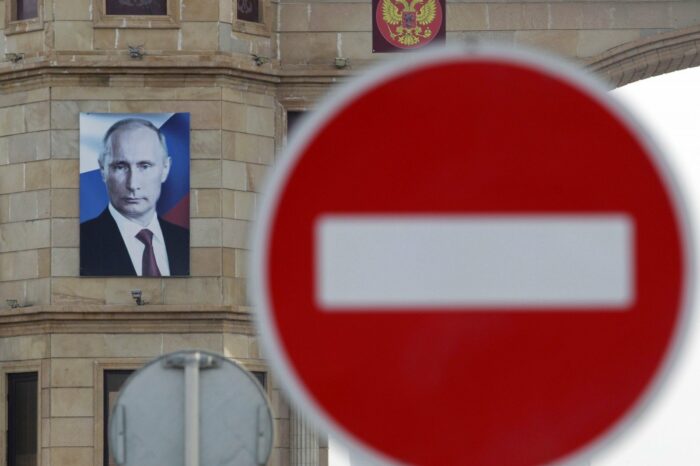 Санкций много не бывает: кто бойкотировал РФ за последние сутки
