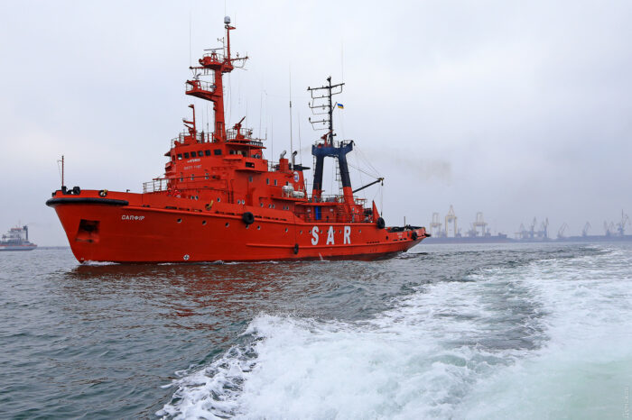 Оккупанты принудительно ведут захваченное судно «Сапфир» в Севастополь