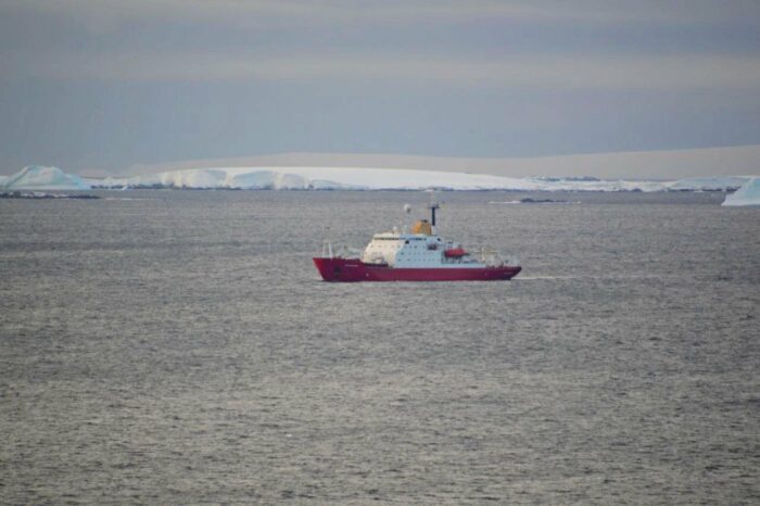 Ледокол «Ноосфера» прибыл в Антарктиду (ФОТО)
