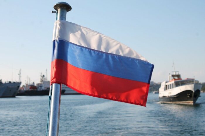 Полторы тысячи судов РФ столкнулись с ограничениями по всему миру