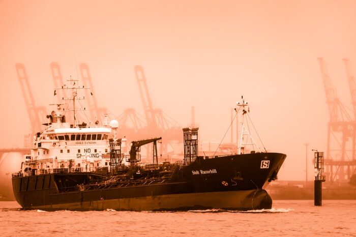 Российский танкерный флот в Европе начинает останавливаться, – Bloomberg