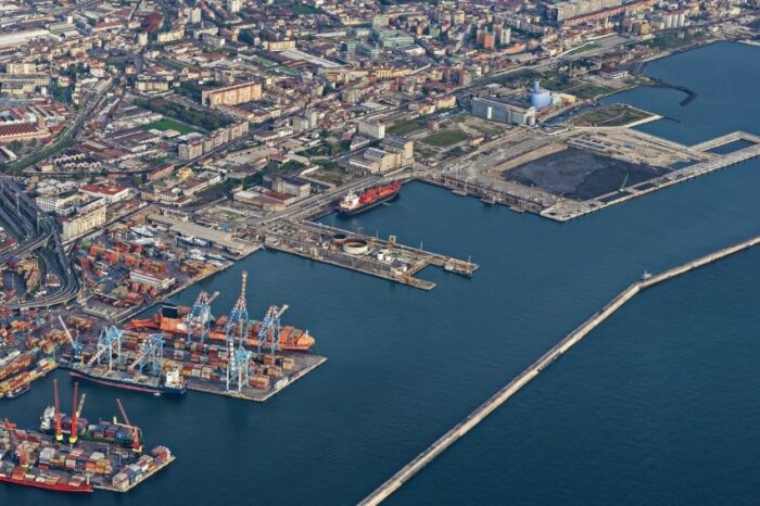 Российским судам закрыли доступ в порты Италии, Румынии и Болгарии