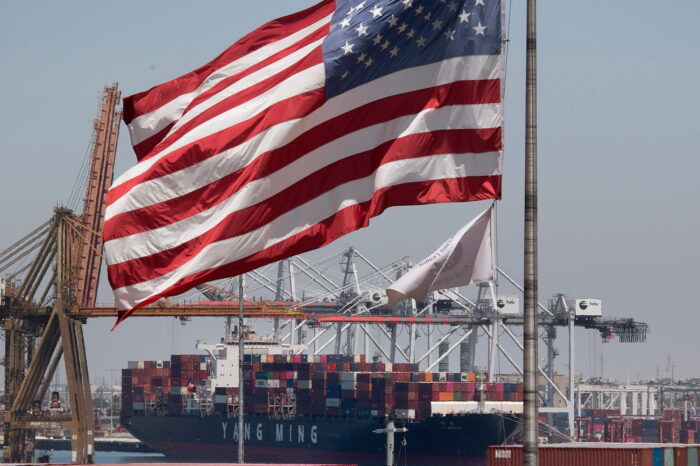 Байден запретит связанным с РФ судам заходить в порты США, - Reuters