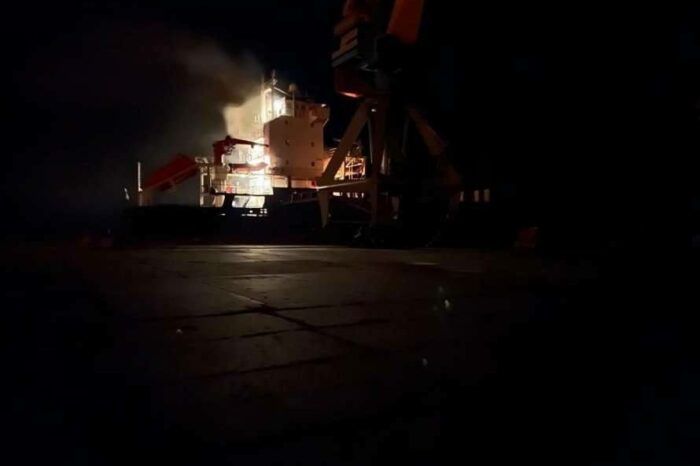 В порту Мариуполя российские военные обстреляли иностранное судно