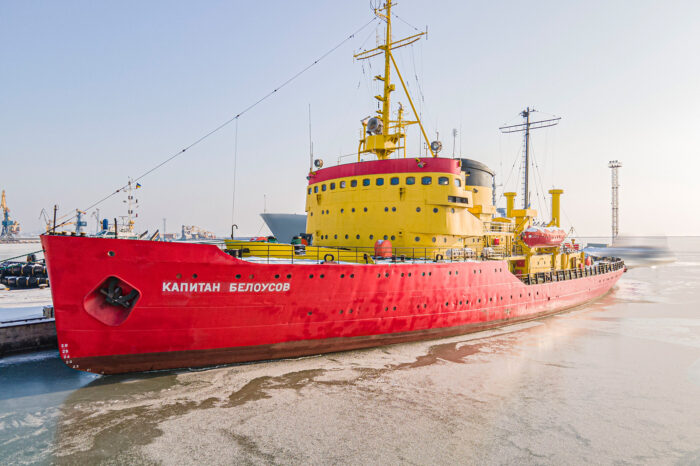 Оккупанты обстреляли ледокол в Мариупольском порту «Капитан Белоусов» — есть жертвы