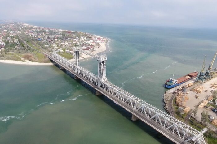 Мост через Днестровский лиман атаковали ракетами