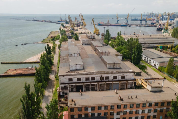 Азовский судоремонтный завод в Мариуполе разрушен (ВИДЕО)