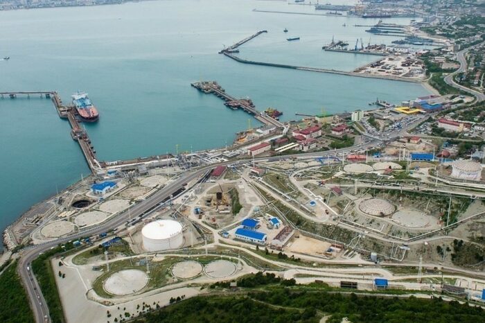 Казахстан возобновляет экспорт нефти через терминал в Черном море