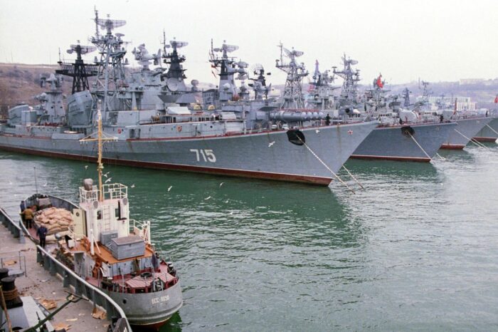 Возле Севастополя скопились почти 40 кораблей и катеров рф