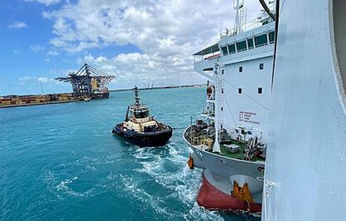 На Багамах столкнулись контейнеровоз и круизный лайнер (ФОТО)