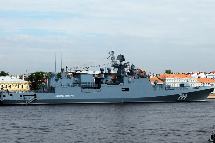 Российский фрегат горит у острова Змеиный
