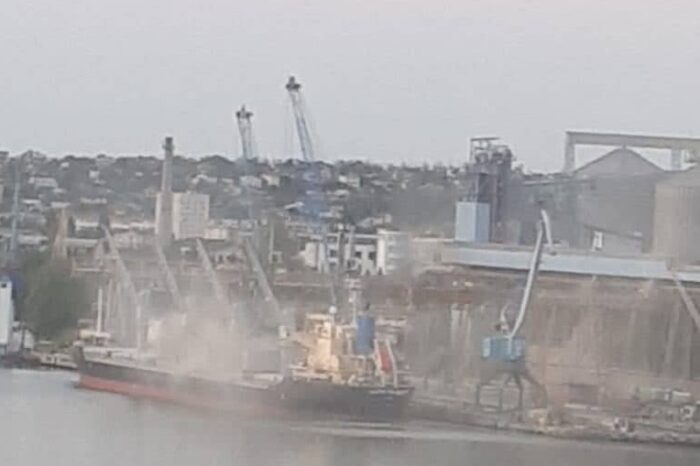 Российское судно с краденым зерном разгружают в Сирии