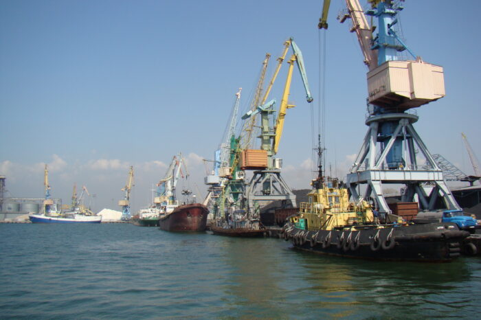 Оккупанты пытаются расчистить акваторию Бердянского порта