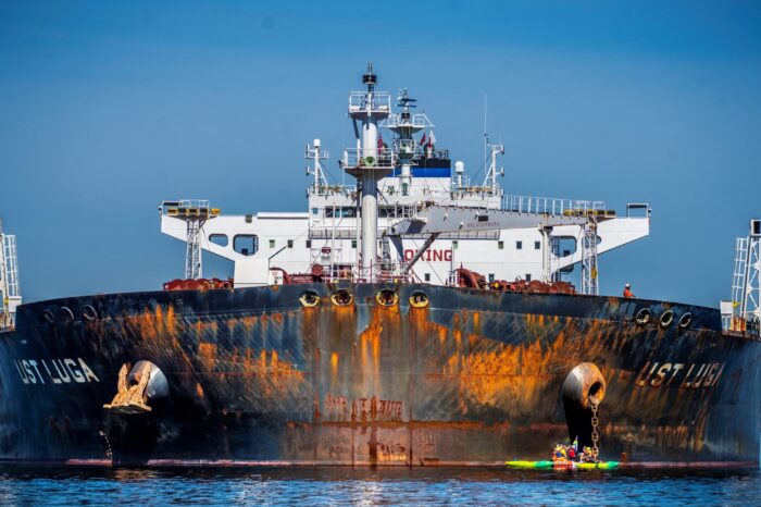 Нужно остановить морские перевозки российской нефти, — ОП
