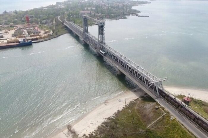 Россияне снова обстреляли мост через Днестровский лиман