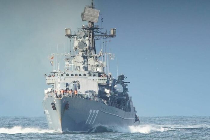 Два російські кораблі маневрують у Чорному морі