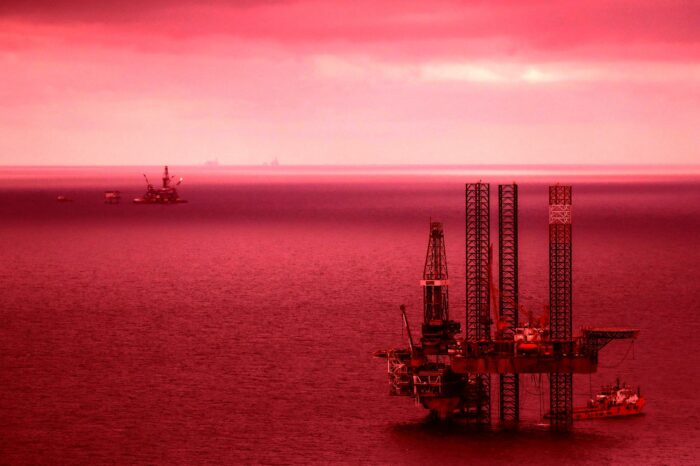 Кровавая нефть: РФ продолжает зарабатывать на морских поставках