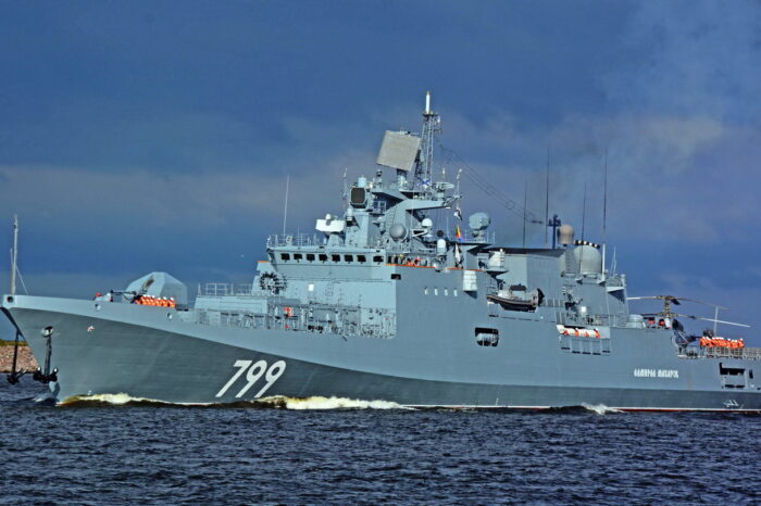Российский флот под прикрытием гражданских судов хочет приблизиться к Украине
