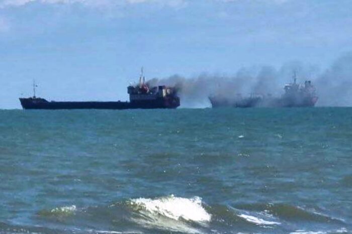 Возле российского порта загорелось судно, есть жертвы