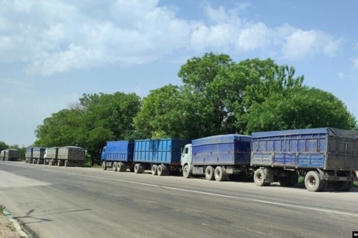 Питерские грузовики везут украинское зерно в Крым