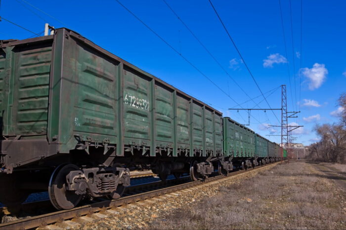 Росіяни в окупованому Херсоні розбирають вагони і переправляють в Крим