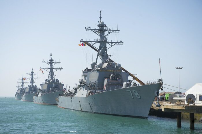 США отправят дополнительные эсминцы в Европу