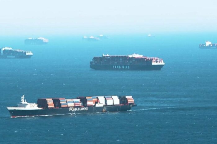 Из всех контейнеровозов мира — 36% стоят в пробках